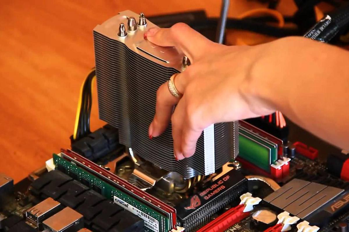 How Does a Heat Sink Work in a Computer?